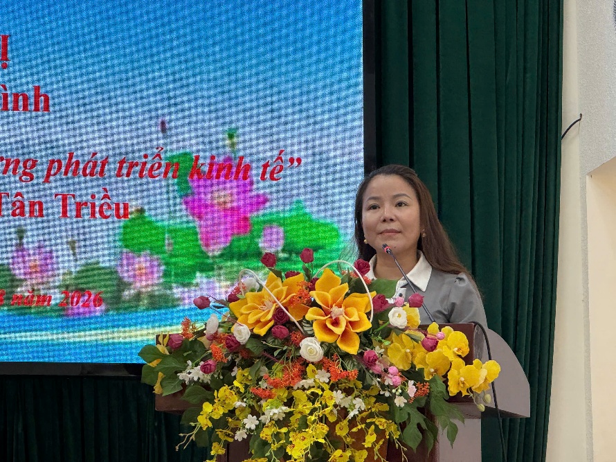 ''''''''A person standing behind a podium with flowers

Description automatically generated''''''''